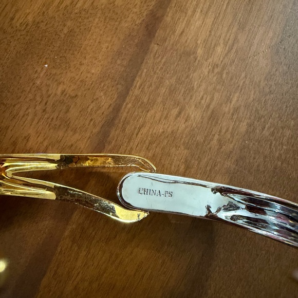 Vintage Elegant Two-Tone Bangle Bracelet - Picture 5 of 6